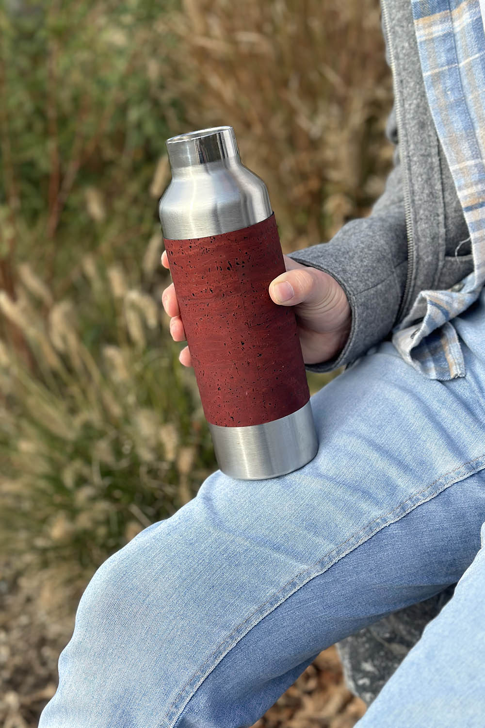 Edelstahlflache mit Veganen Korksleeve in Rot in der Hand