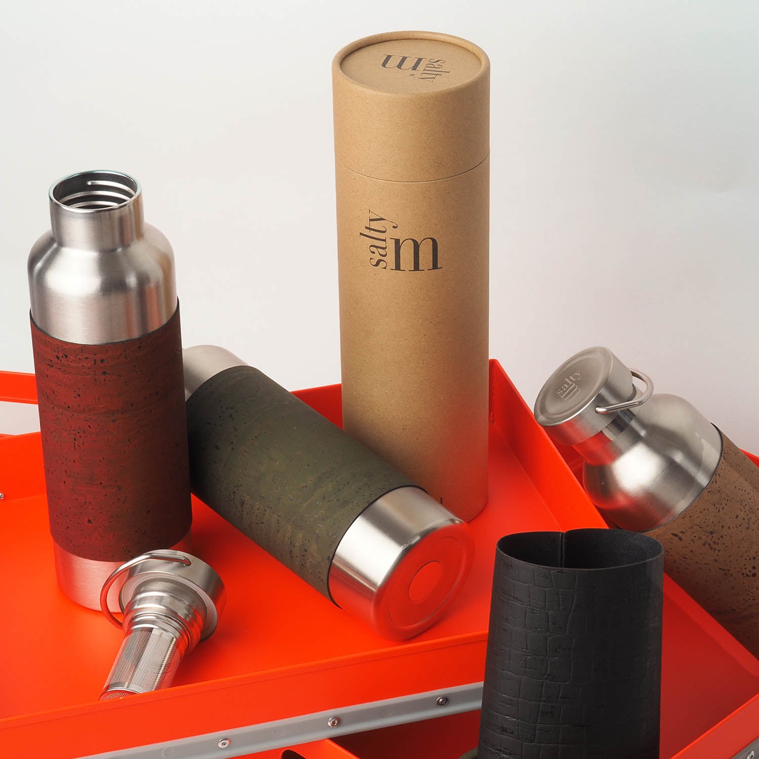 Gruppenbild bestehend aus Edelstahltrinkflaschen 750ml