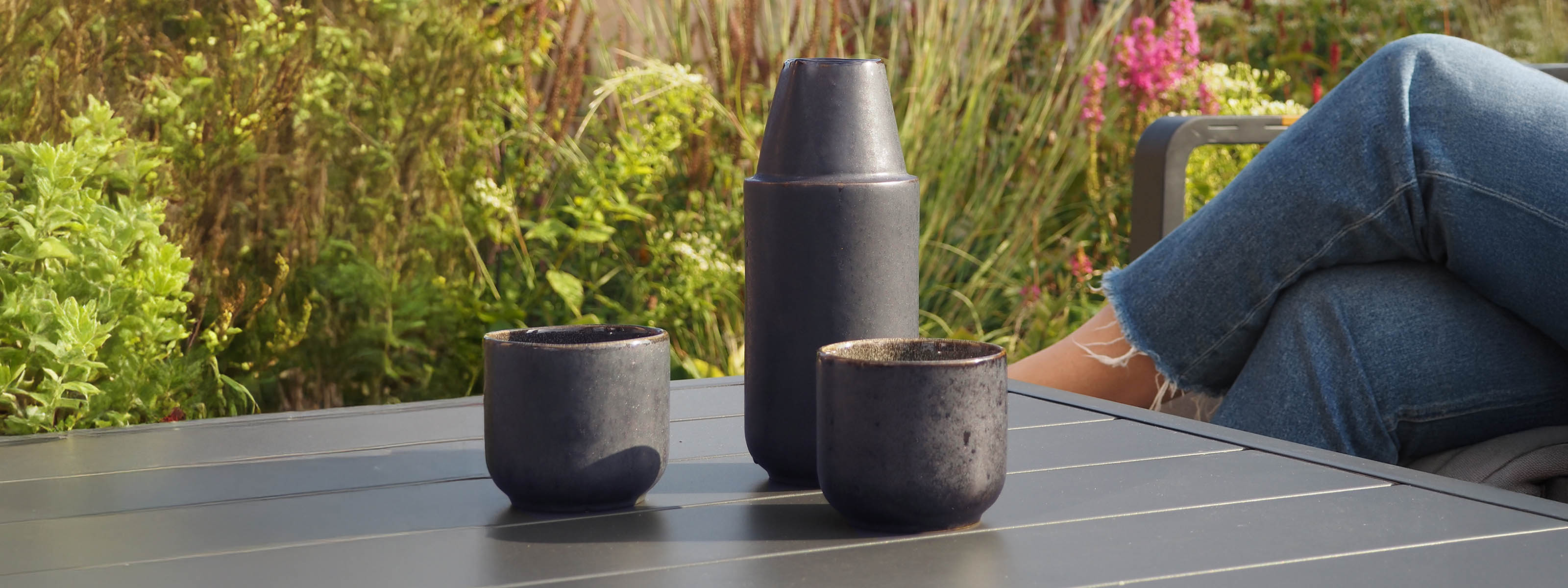 Karaffe und Becher in schwarz Handegemacht mit Blumen