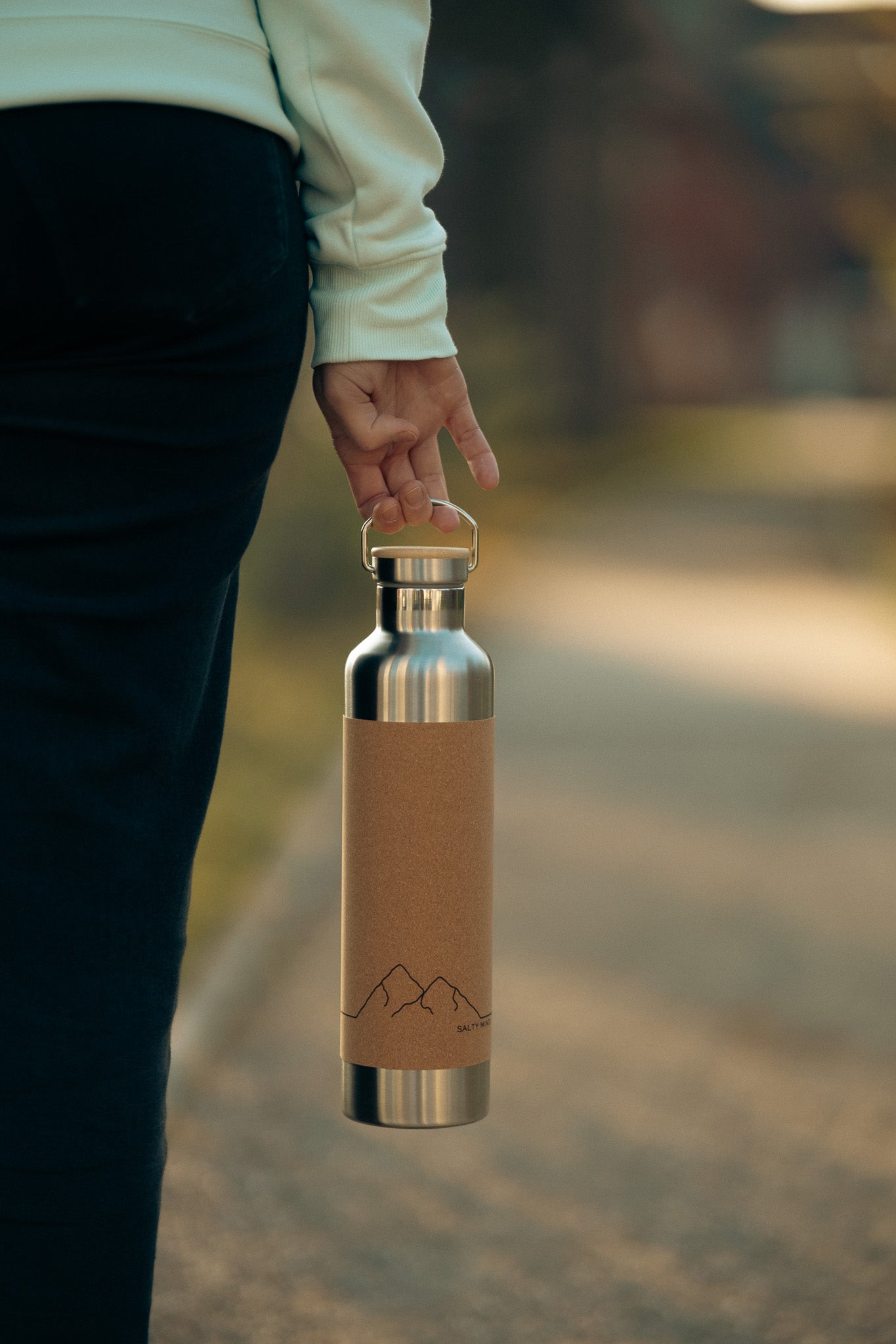 Edelstahl Trinkflasche mit Bergmotiv und Korkummantelung - 1000ml