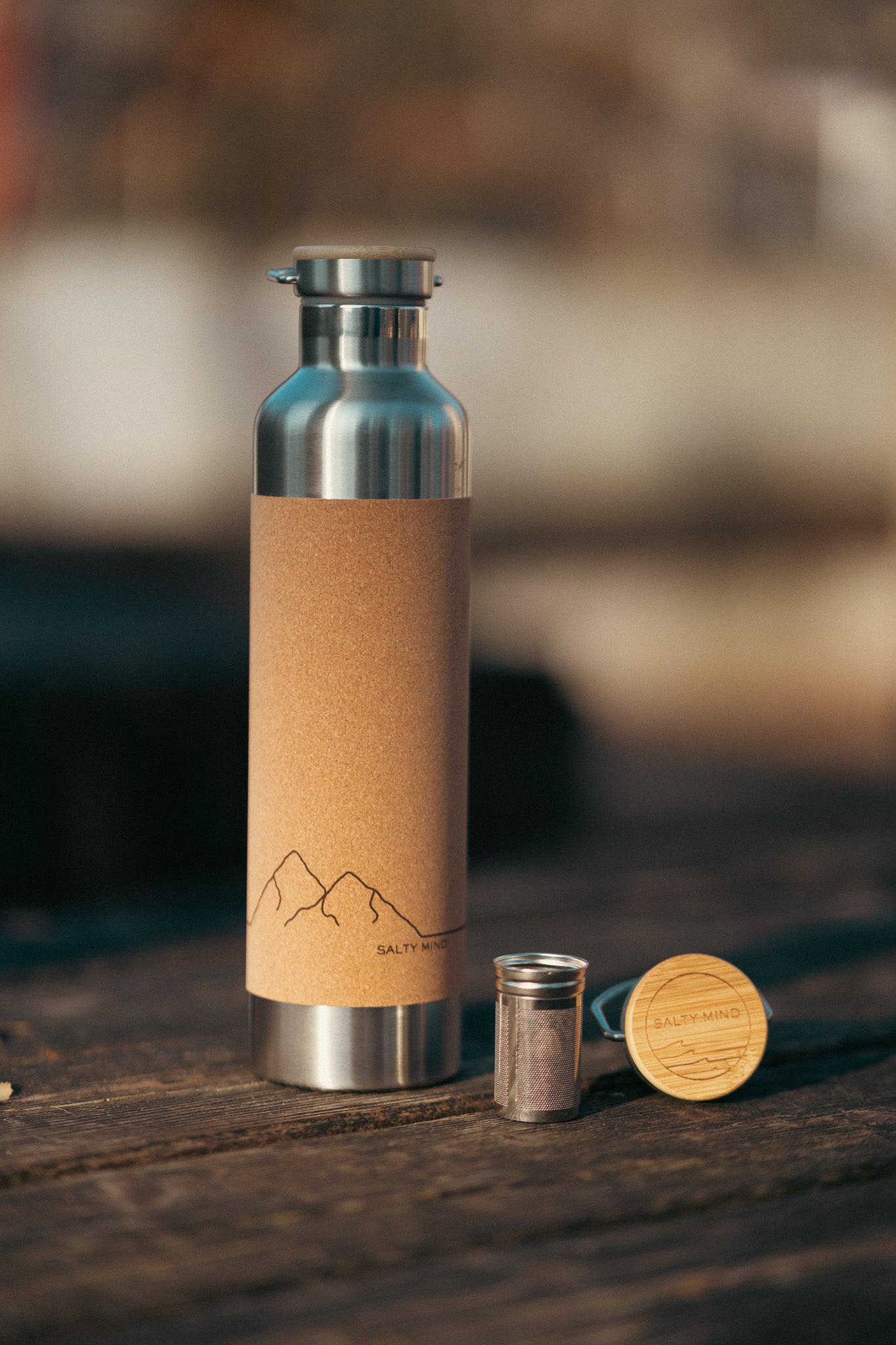 Edelstahl Trinkflasche mit Bergmotiv und Korkummantelung - 1000ml