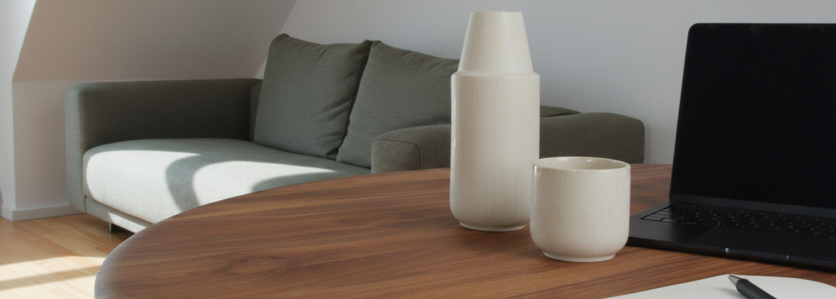 Becher und Karaffe auf Schreibtisch