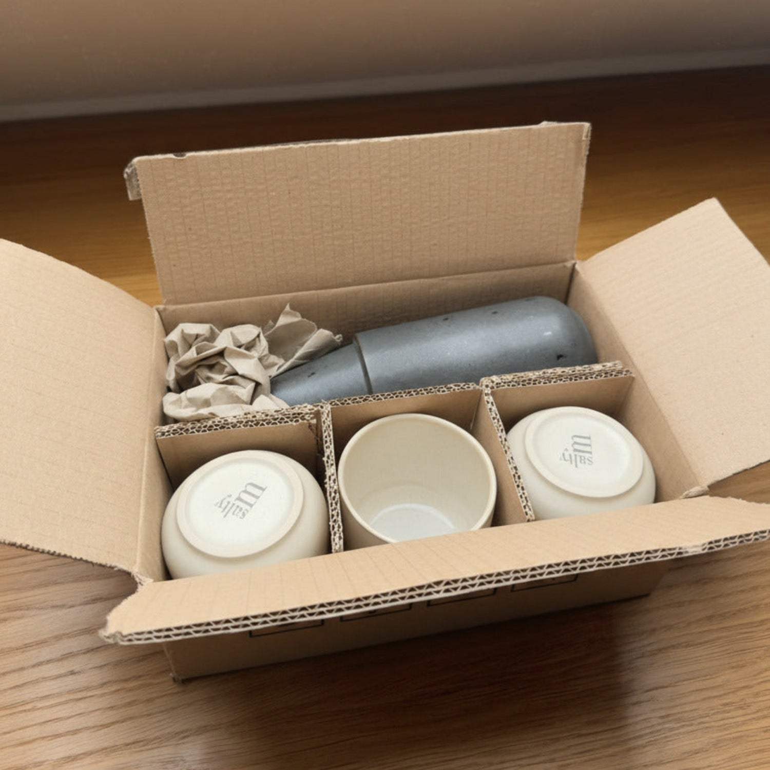 Karton mit Becher und Karaffe