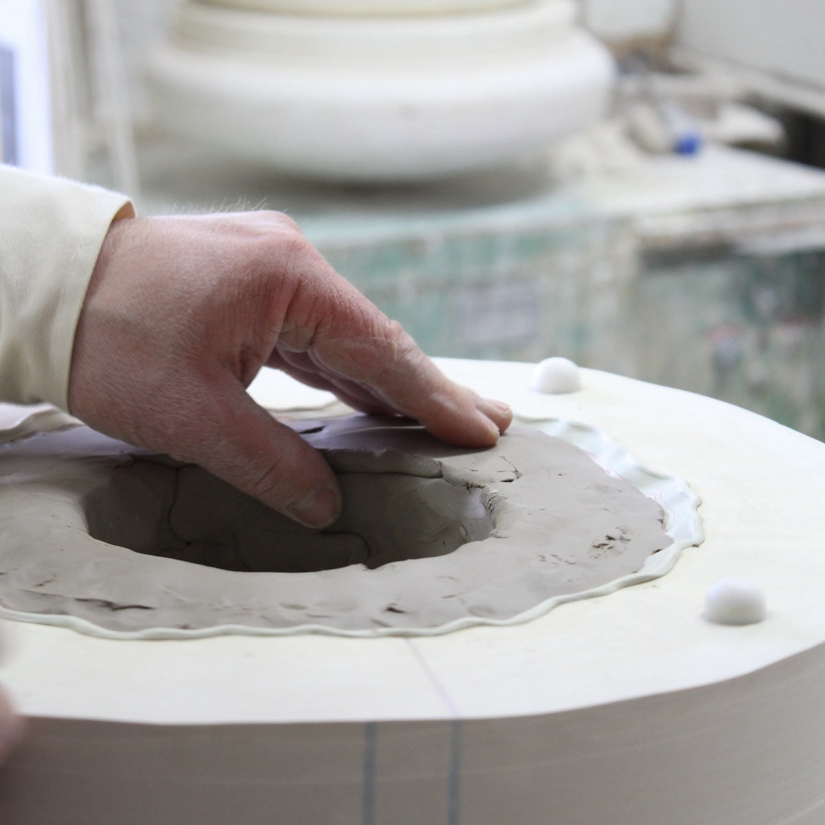 Nahaufnahme Hand welche Keramik Formt