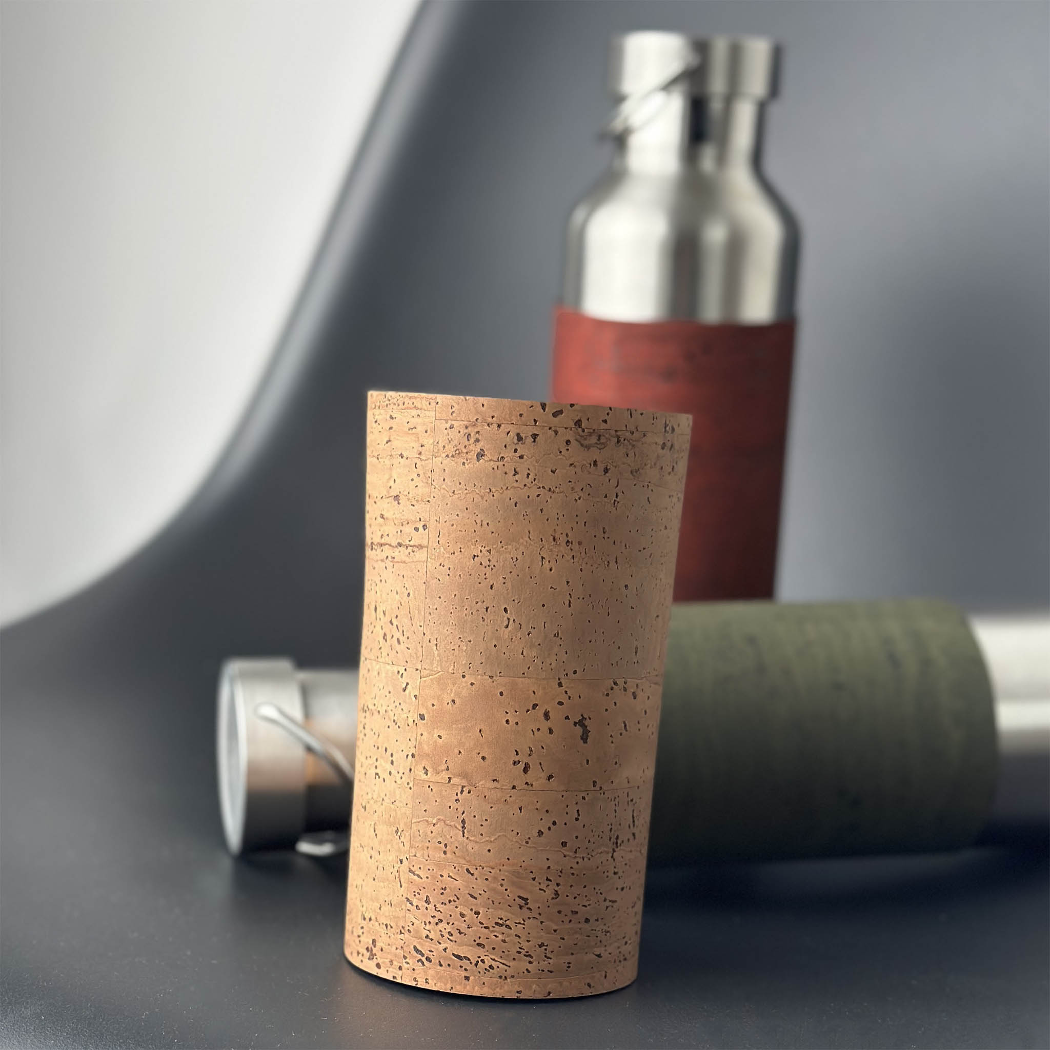 Korksleeve in braun auf schwarzem Stuhl