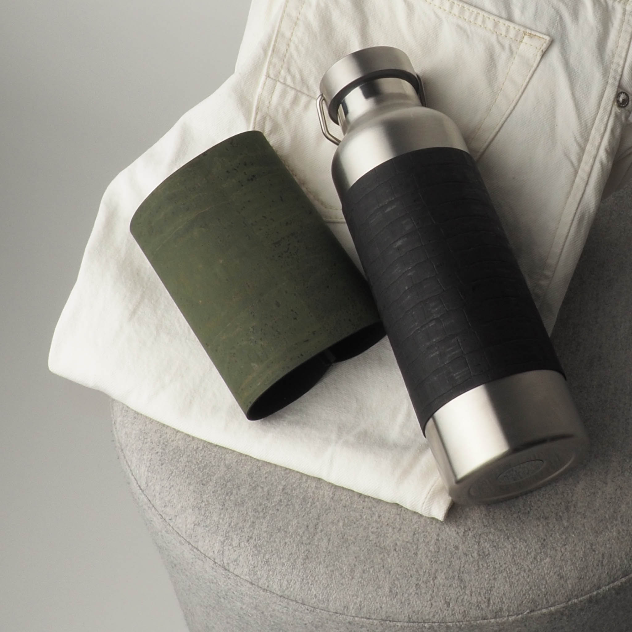 Edelstahlflasche schwarz mit zusäzlichem Sleeve in Dunkelgrün auf Hose