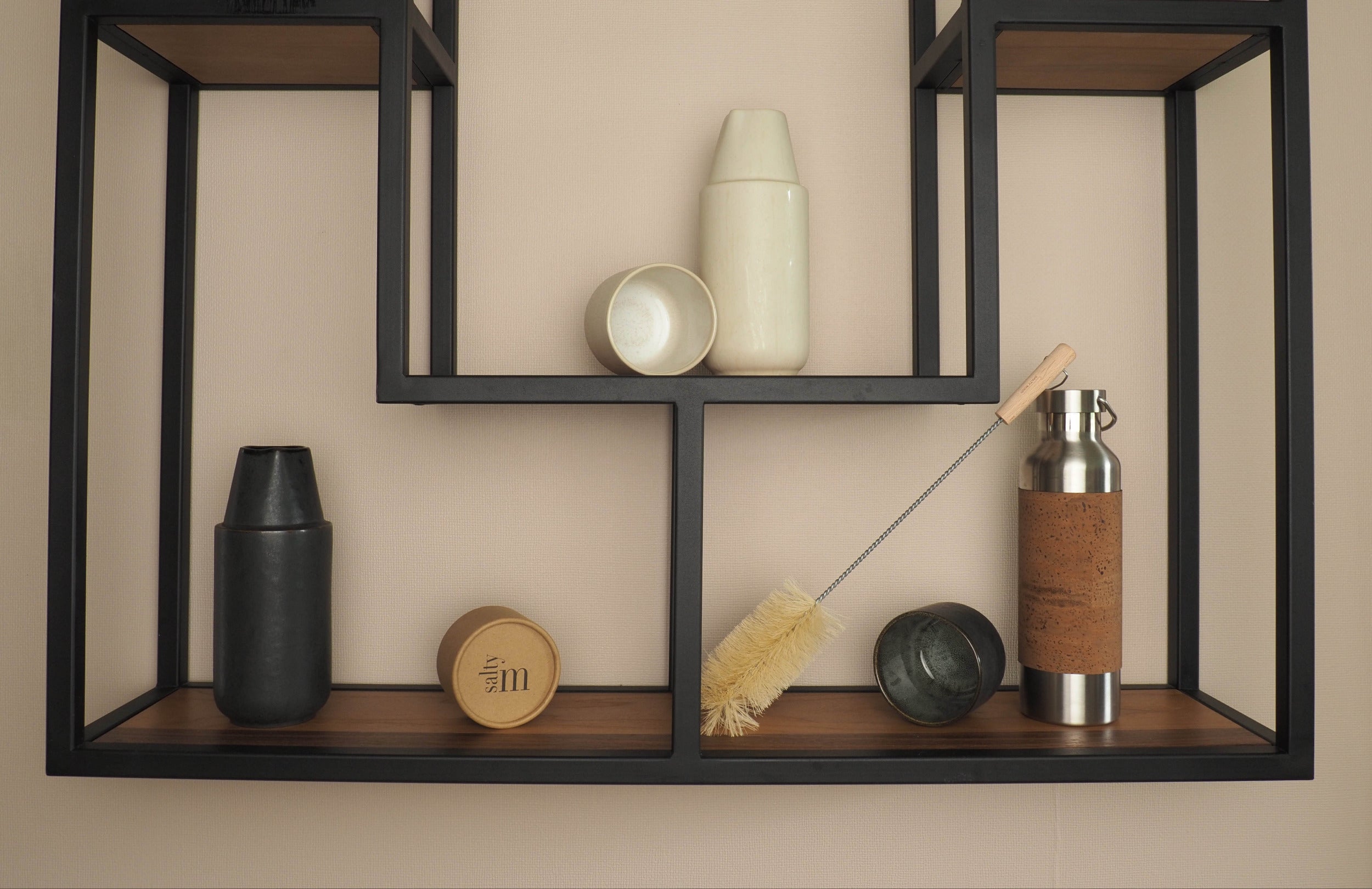 Regal mit Karaffen, Bechern und Edelstahltrinkflasche