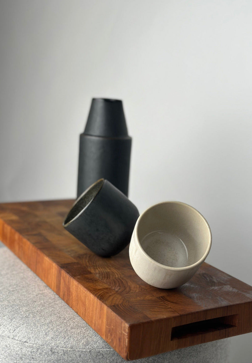 Keramik Becher auf Holzbrett