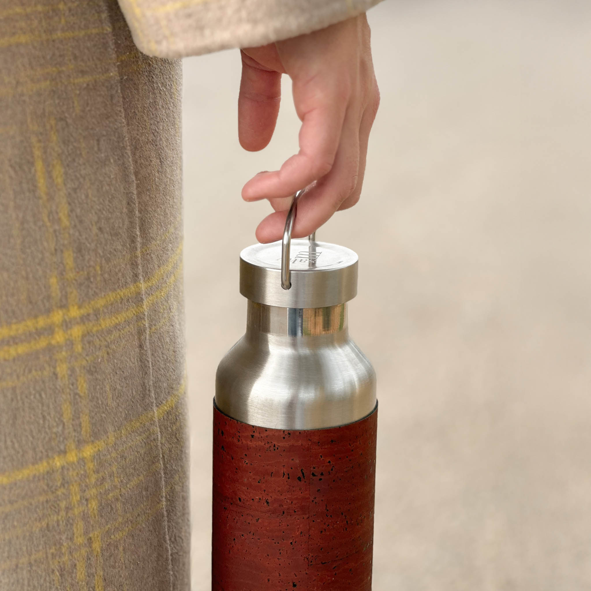 Trinkflasche mit Rotem Sleeve im Detailbild mit Deckel