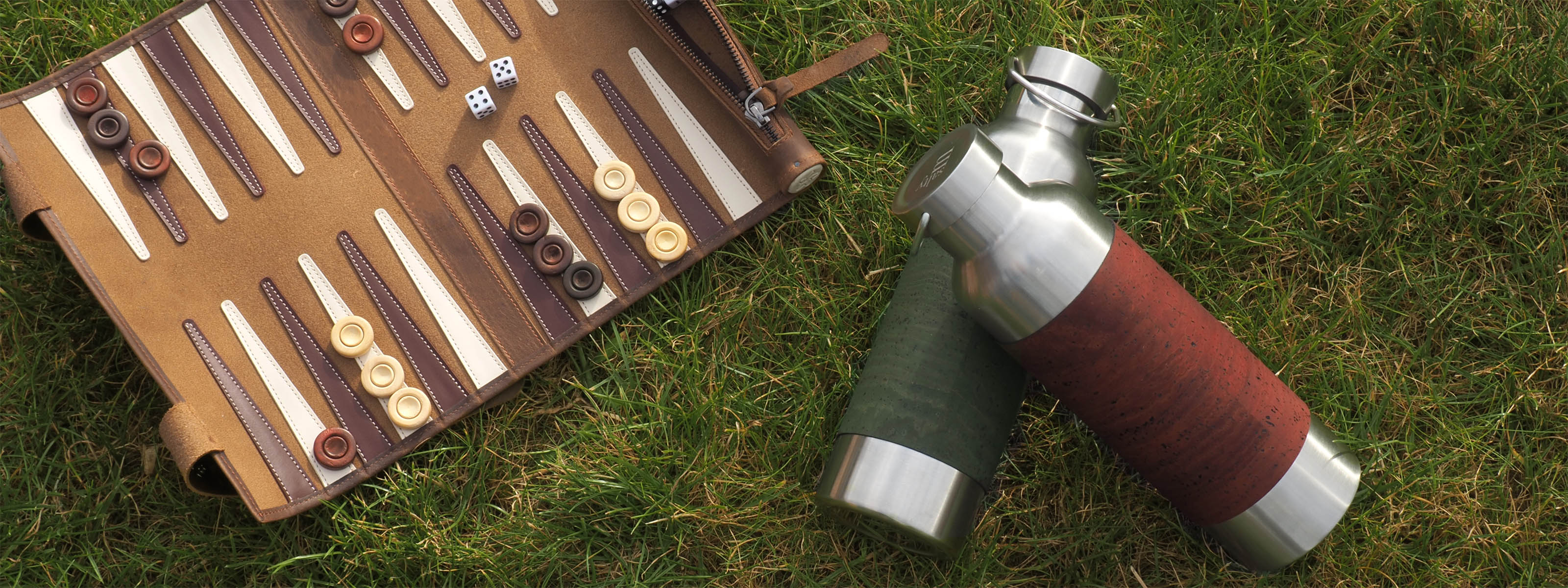 Edelstahlflasche mit Kork in Rot und Grün auf Wiese