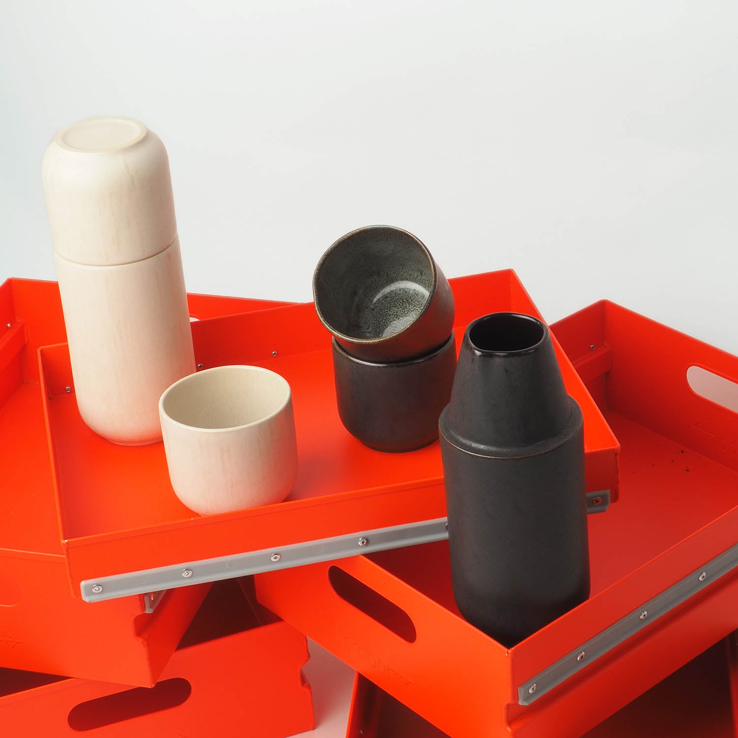 Gruppenbild der Handgemachten Karaffen und Becher in scwarz und beige