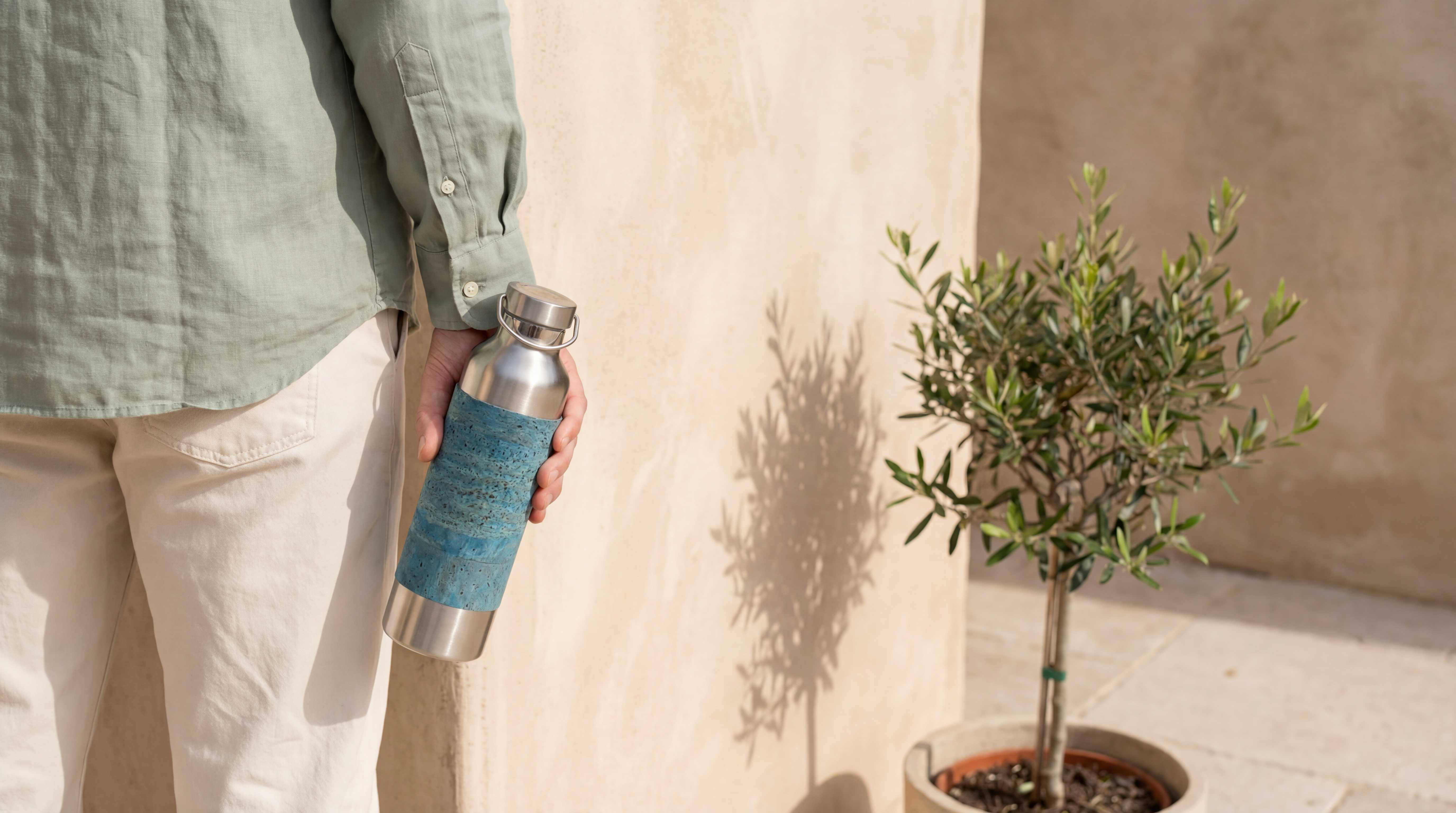 Nachhaltige Edelstahl Trinkflasche mit Korksleeve